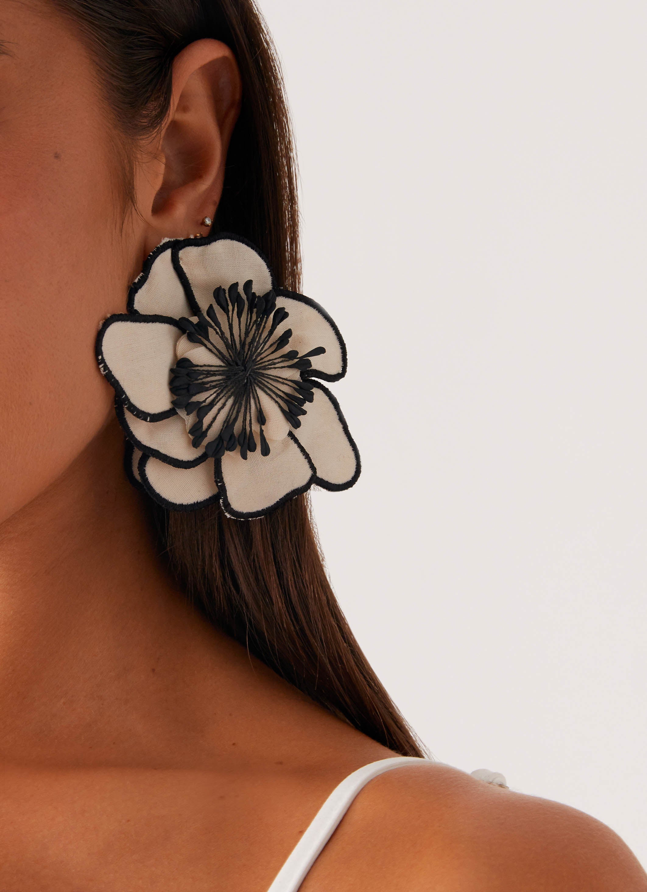 Toria Flower Earrings - Ivory